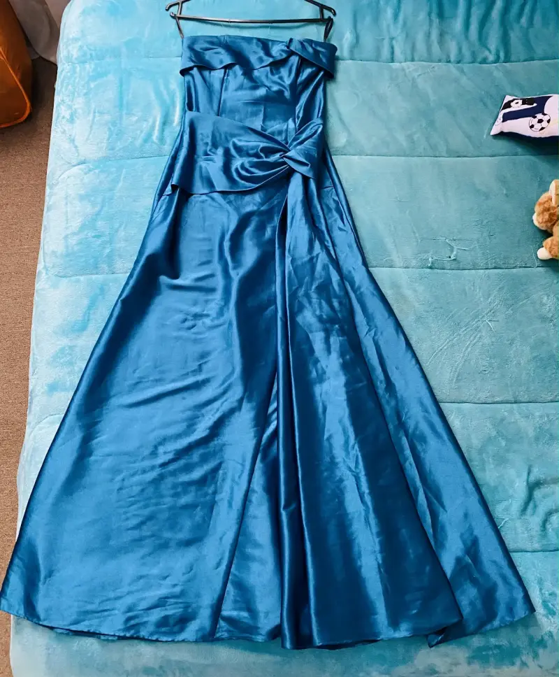 Vestido largo verde petróleo satinado con lazo - 1