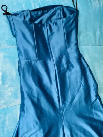 Vestido largo verde petróleo satinado con lazo - miniatura 3