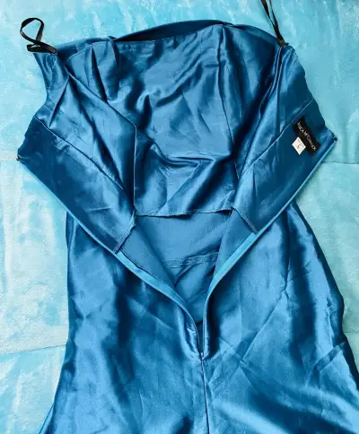 Vestido largo verde petróleo satinado con lazo - miniatura 6