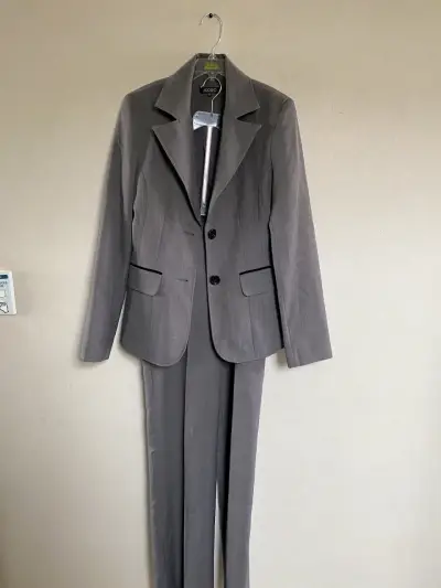 Traje formal gris para mujer Adolfo talla 38 - miniatura 1