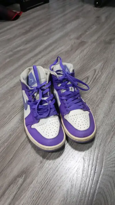 Zapatillas Air Jordan moradas y blancas talla 37.5 - miniatura 1