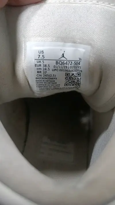 Zapatillas Air Jordan moradas y blancas talla 37.5 - miniatura 3