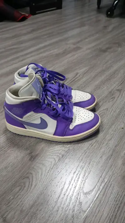 Zapatillas Air Jordan moradas y blancas talla 37.5 - miniatura 4