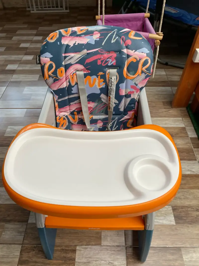 Silla de comer para bebé Infanti con diseño colorido - 1