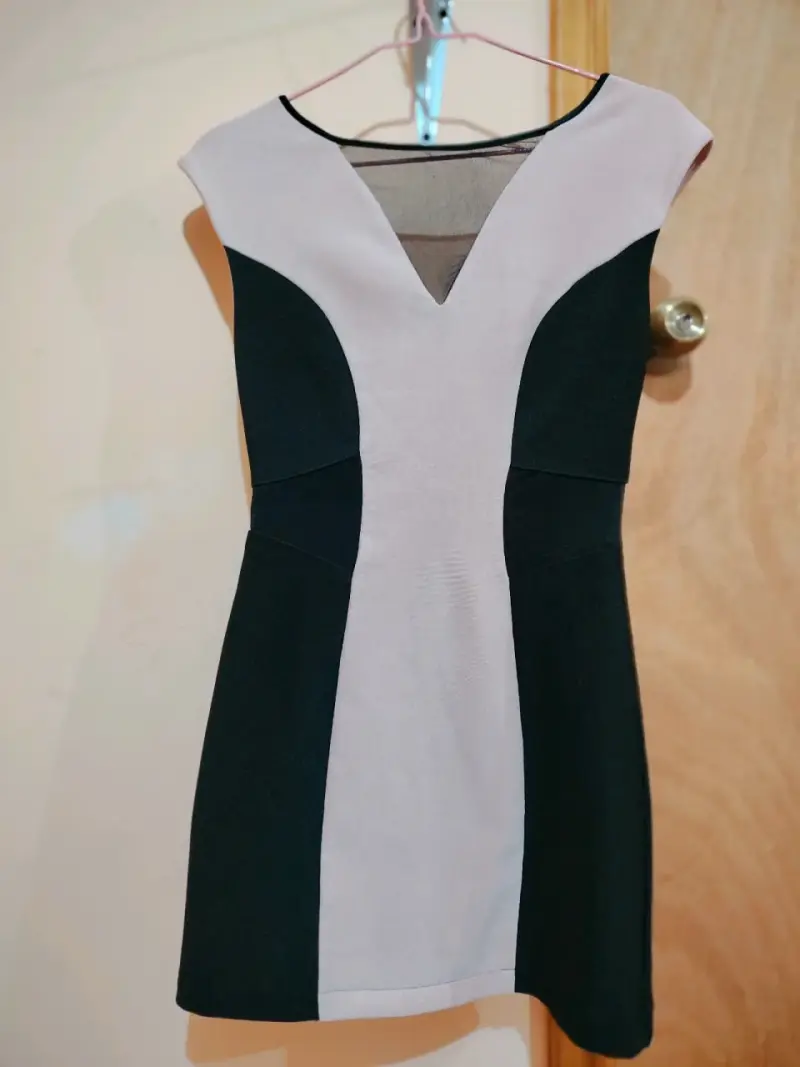 Vestido corto bicolor con escote en V