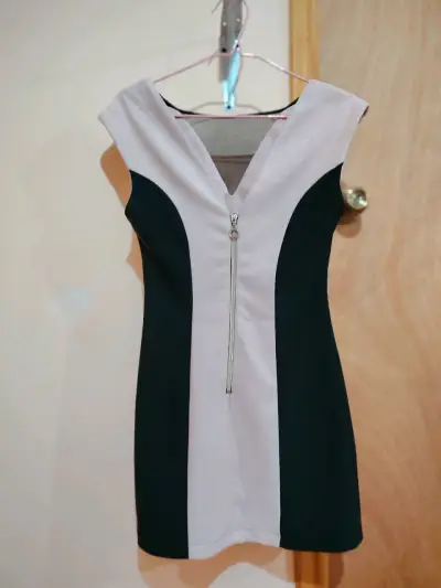 Vestido corto bicolor con escote en V - miniatura 2