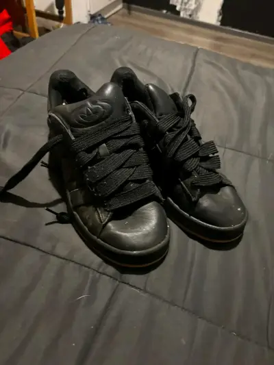 Zapatillas negras de cuero estilo casual - miniatura 1