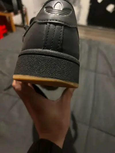 Zapatillas negras de cuero estilo casual - miniatura 2