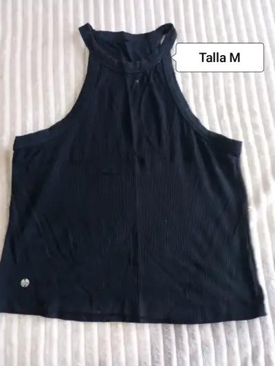 Lote de poleras sin mangas en varios colores y tallas - miniatura 1