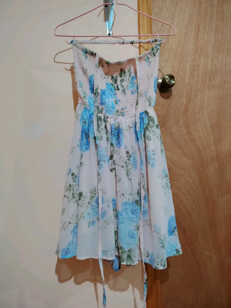 Vestido floral sin tirantes con diseño veraniego
