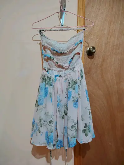 Vestido floral sin tirantes con diseño veraniego - miniatura 2