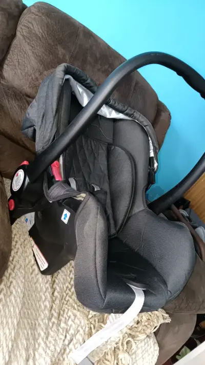 Silla de auto para bebé con base y accesorios - miniatura 1