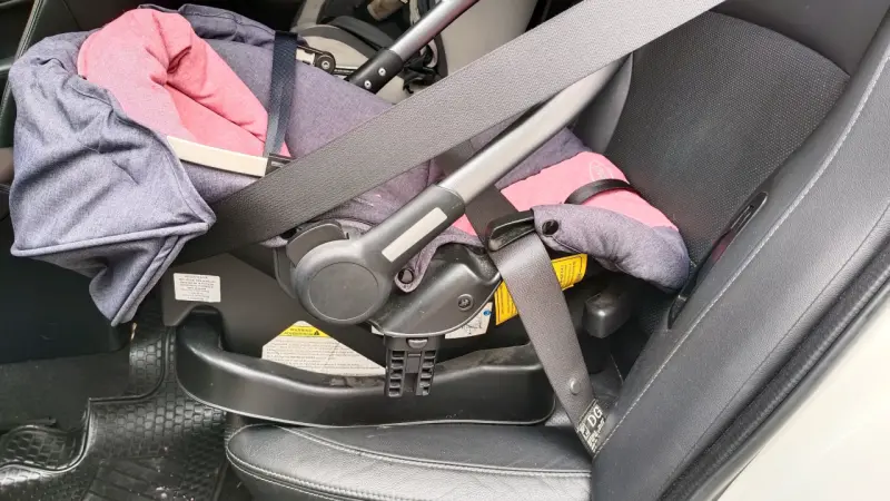 Silla de auto para bebé con base y accesorios - 2