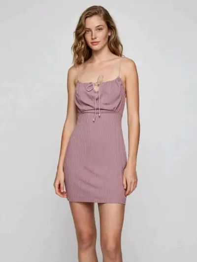Vestido corto con tirantes delgados - miniatura 1