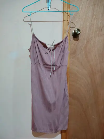 Vestido corto con tirantes delgados - miniatura 3