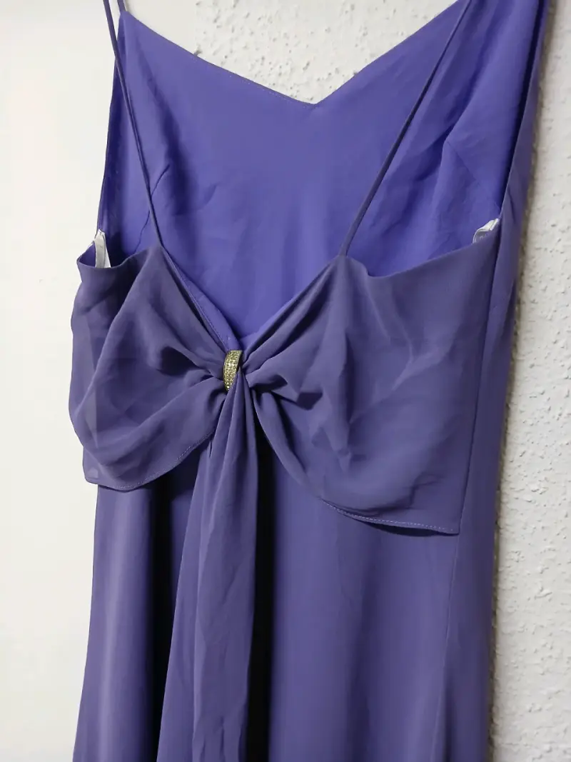 Vestido largo morado con lazo elegante - 3