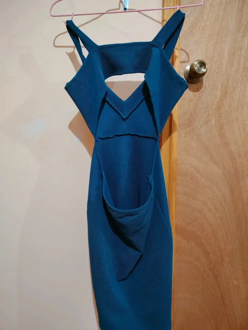 Vestido corto azul con cortes laterales - 4