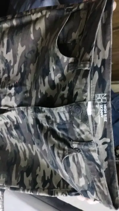 Jeans camuflados de tiro alto para mujer - miniatura 2