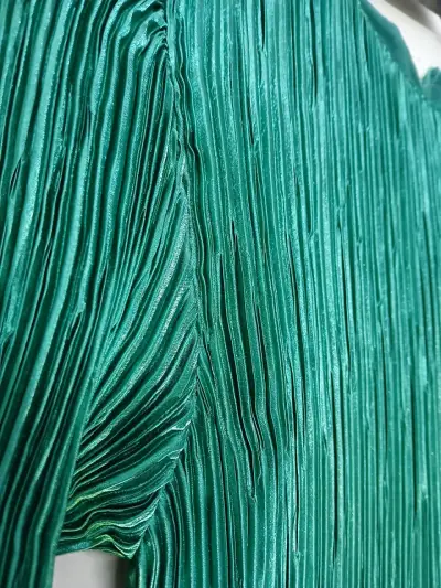 Vestido largo verde con lentejuelas - miniatura 3