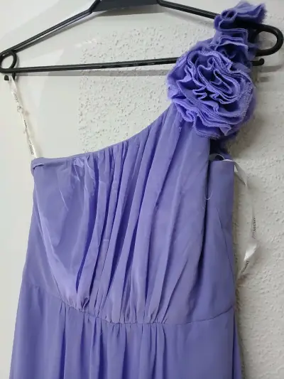 Vestido de fiesta lila un hombro con flor - miniatura 2