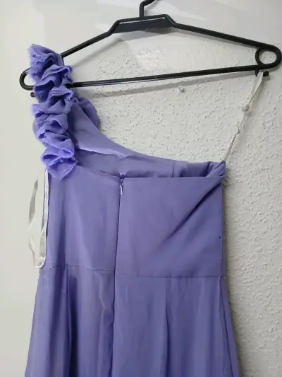 Vestido de fiesta lila un hombro con flor - miniatura 3