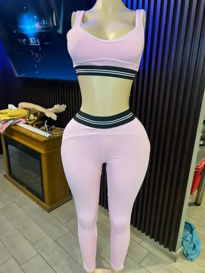 Conjunto deportivo mujer rosa con detalles negros - miniatura 1