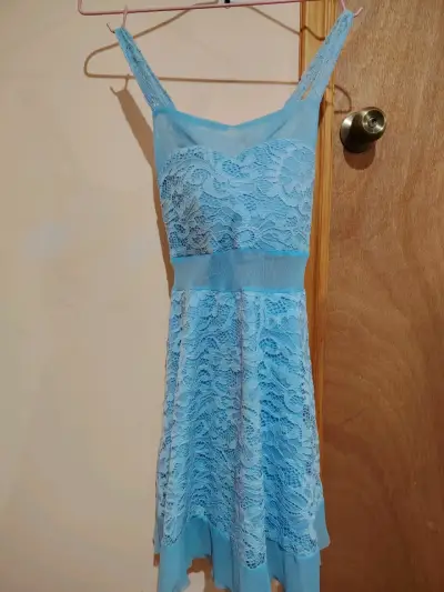 Vestido de encaje celeste - miniatura 3