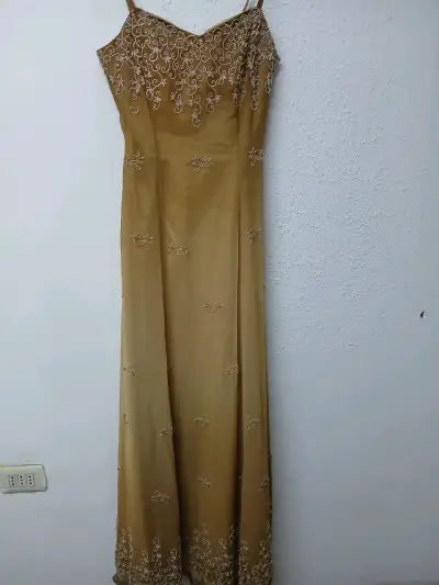 Vestido de fiesta dorado con bordados elegantes - miniatura 1