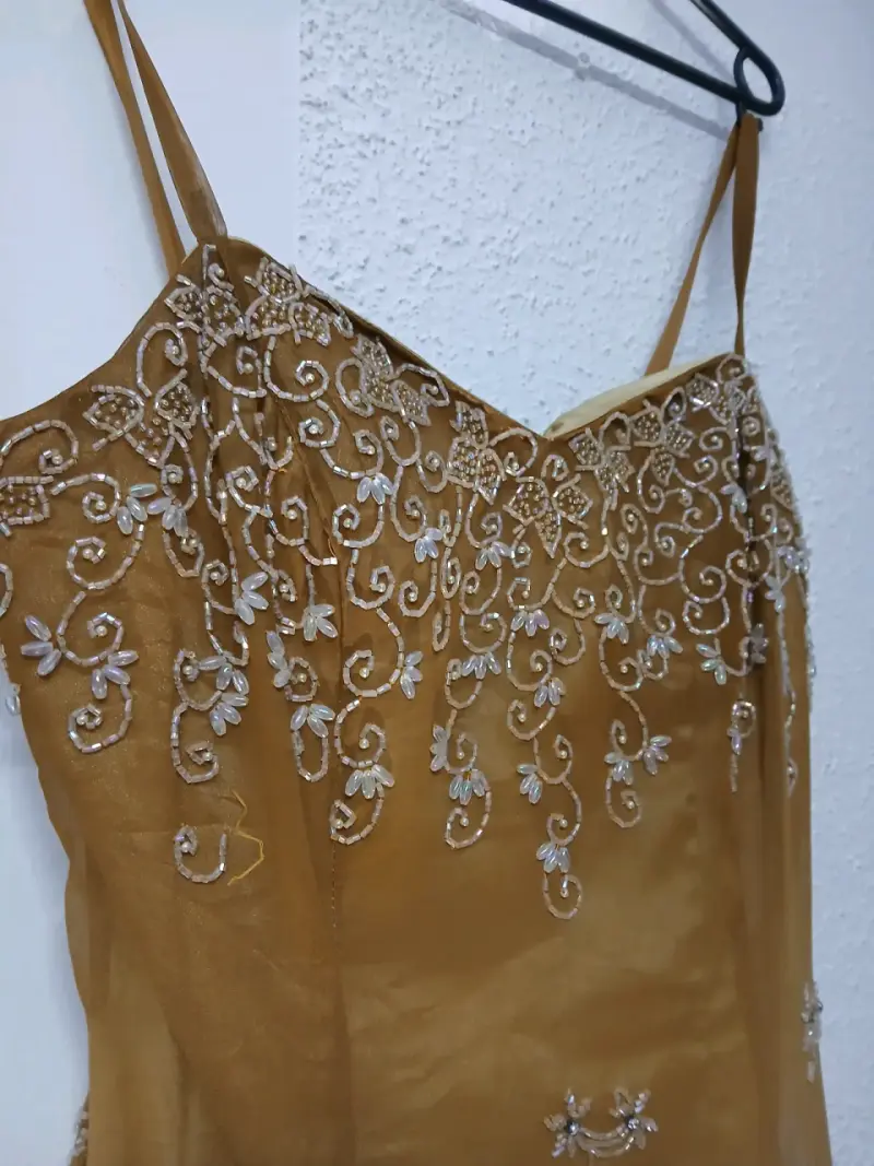 Vestido de fiesta dorado con bordados elegantes - 2