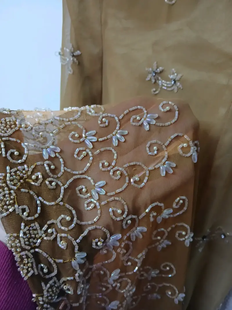 Vestido de fiesta dorado con bordados elegantes - 3