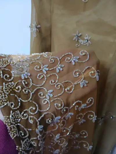 Vestido de fiesta dorado con bordados elegantes - miniatura 3
