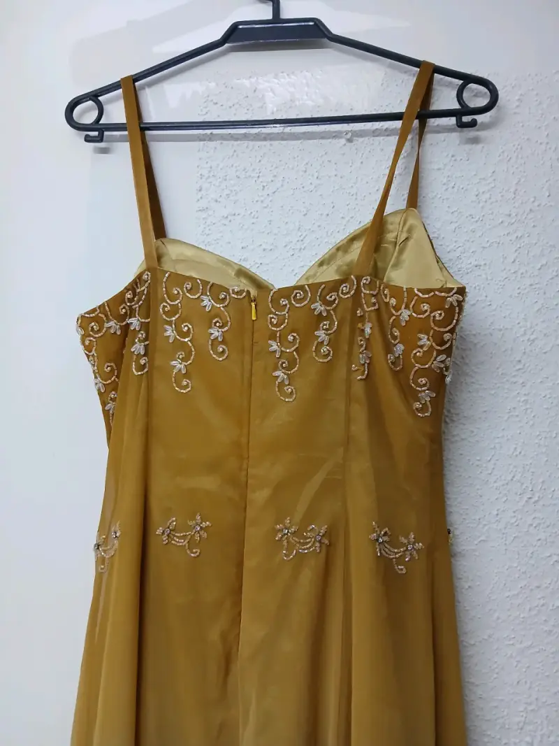 Vestido de fiesta dorado con bordados elegantes - 4