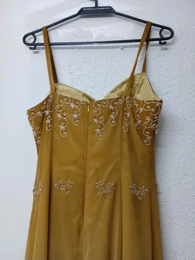 Vestido de fiesta dorado con bordados elegantes - miniatura 4