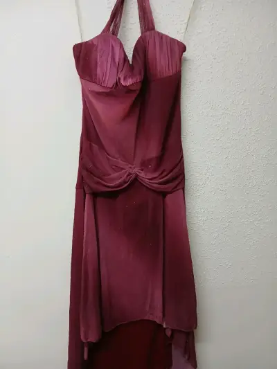 Vestido de fiesta burdeos con escote halter - miniatura 1