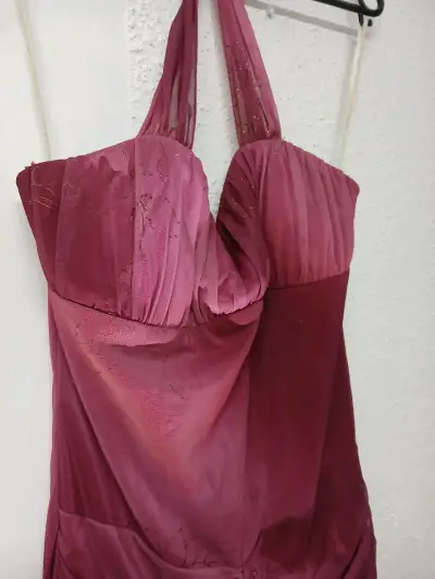 Vestido de fiesta burdeos con escote halter - miniatura 2