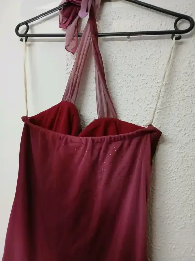 Vestido de fiesta burdeos con escote halter - miniatura 3