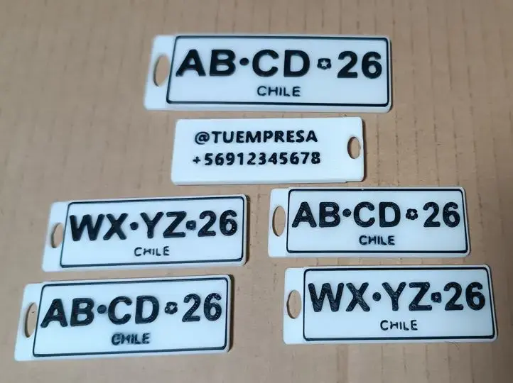 llavero personalizado con diseño patente y datos - 1