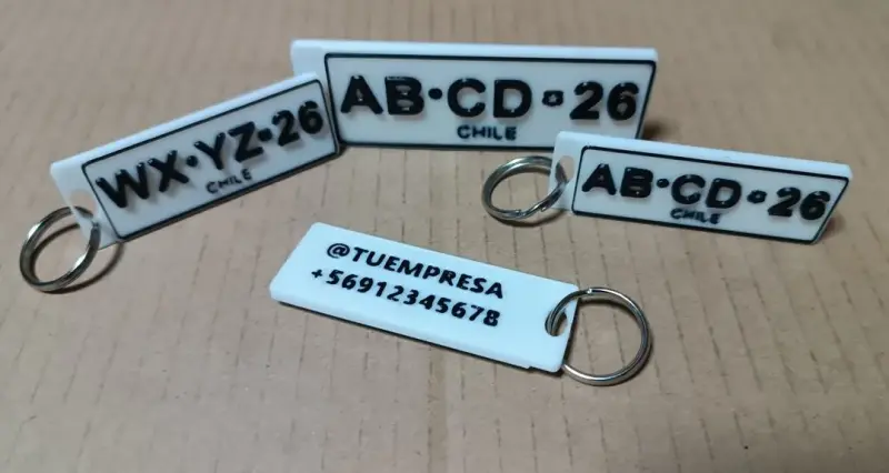 llavero personalizado con diseño patente y datos - 2