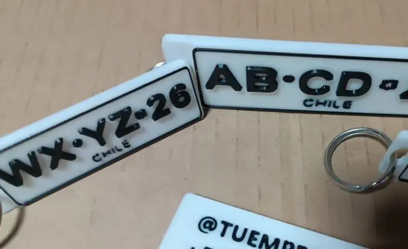 llavero personalizado con diseño patente y datos - 3