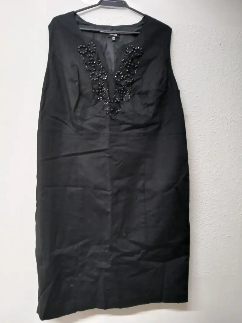 Vestido negro con detalles de pedrería Rafaella - 1