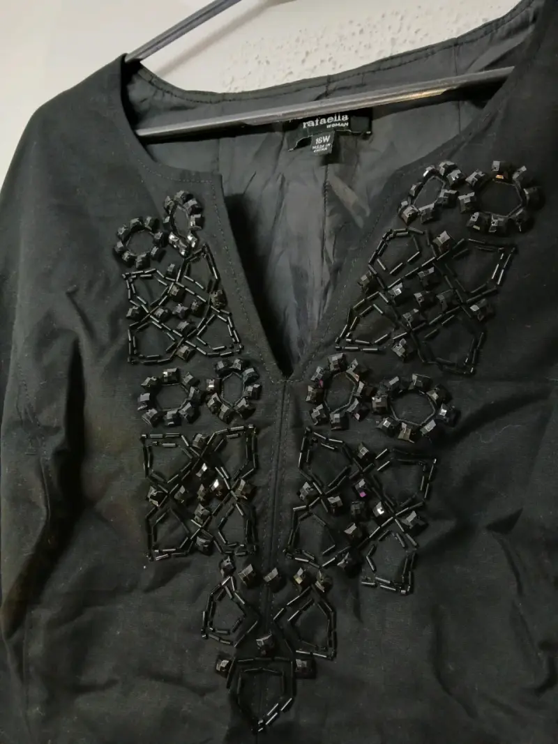 Vestido negro con detalles de pedrería Rafaella - 2
