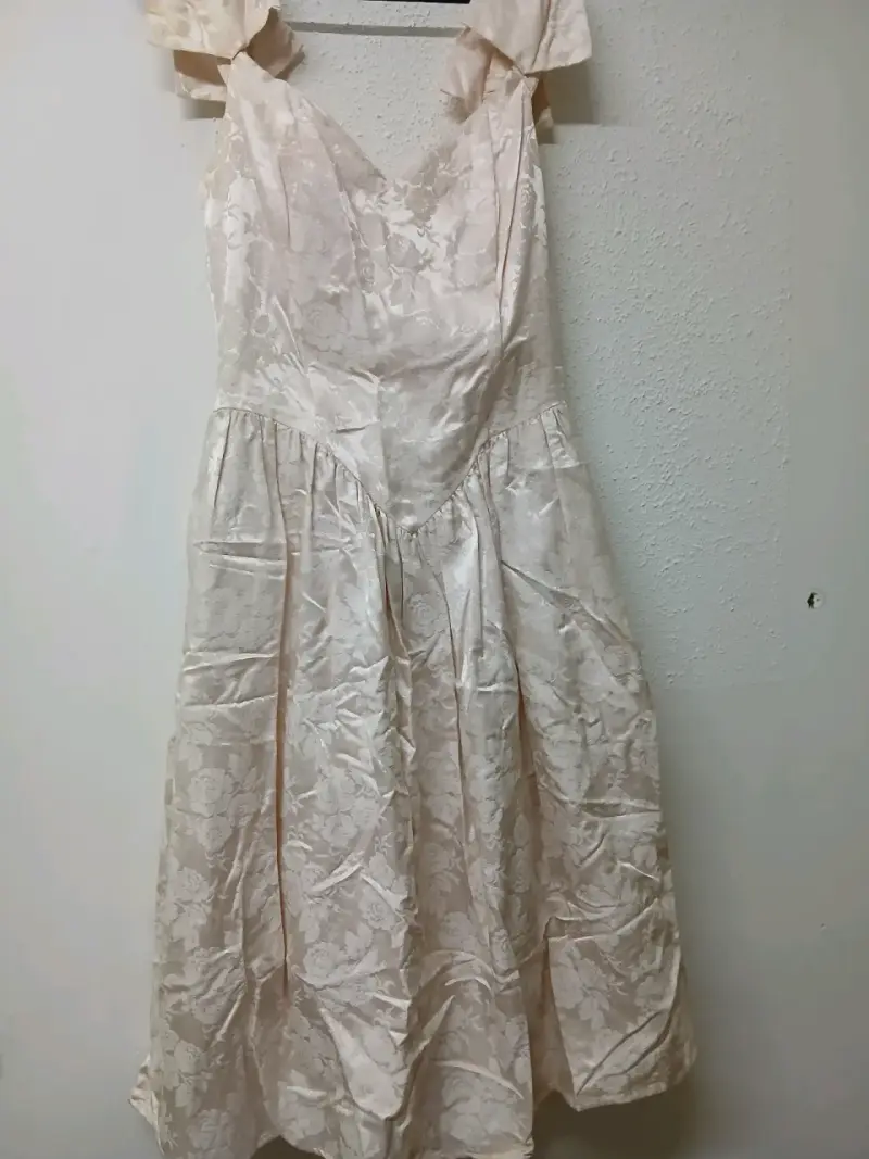 Vestido de fiesta beige con encaje floral - 1