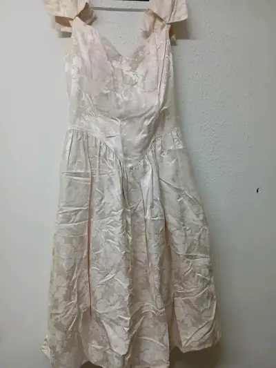 Vestido de fiesta beige con encaje floral - miniatura 1