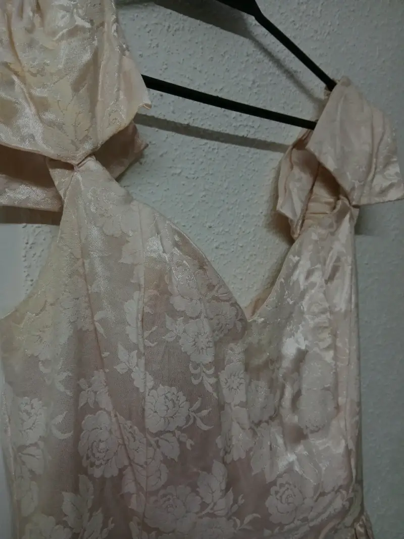 Vestido de fiesta beige con encaje floral - 2