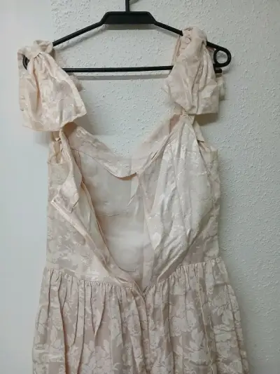 Vestido de fiesta beige con encaje floral - miniatura 3