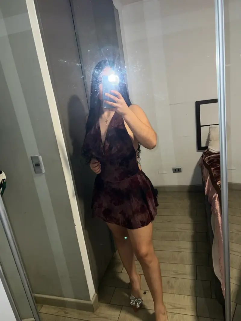 Vestido corto burdeos con escote halter - 2