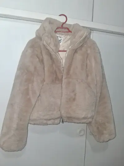 Chaqueta de piel sintética beige con capucha - miniatura 1