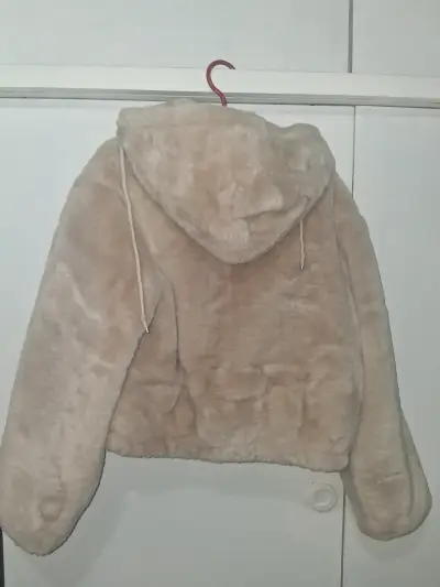 Chaqueta de piel sintética beige con capucha - miniatura 2