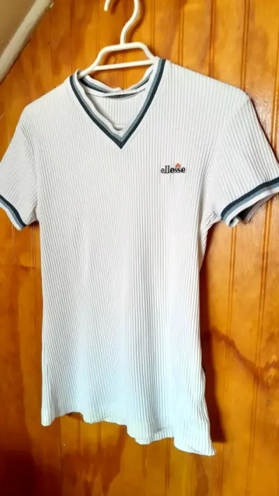 Polera blanca Ellesse con cuello en V - miniatura 1