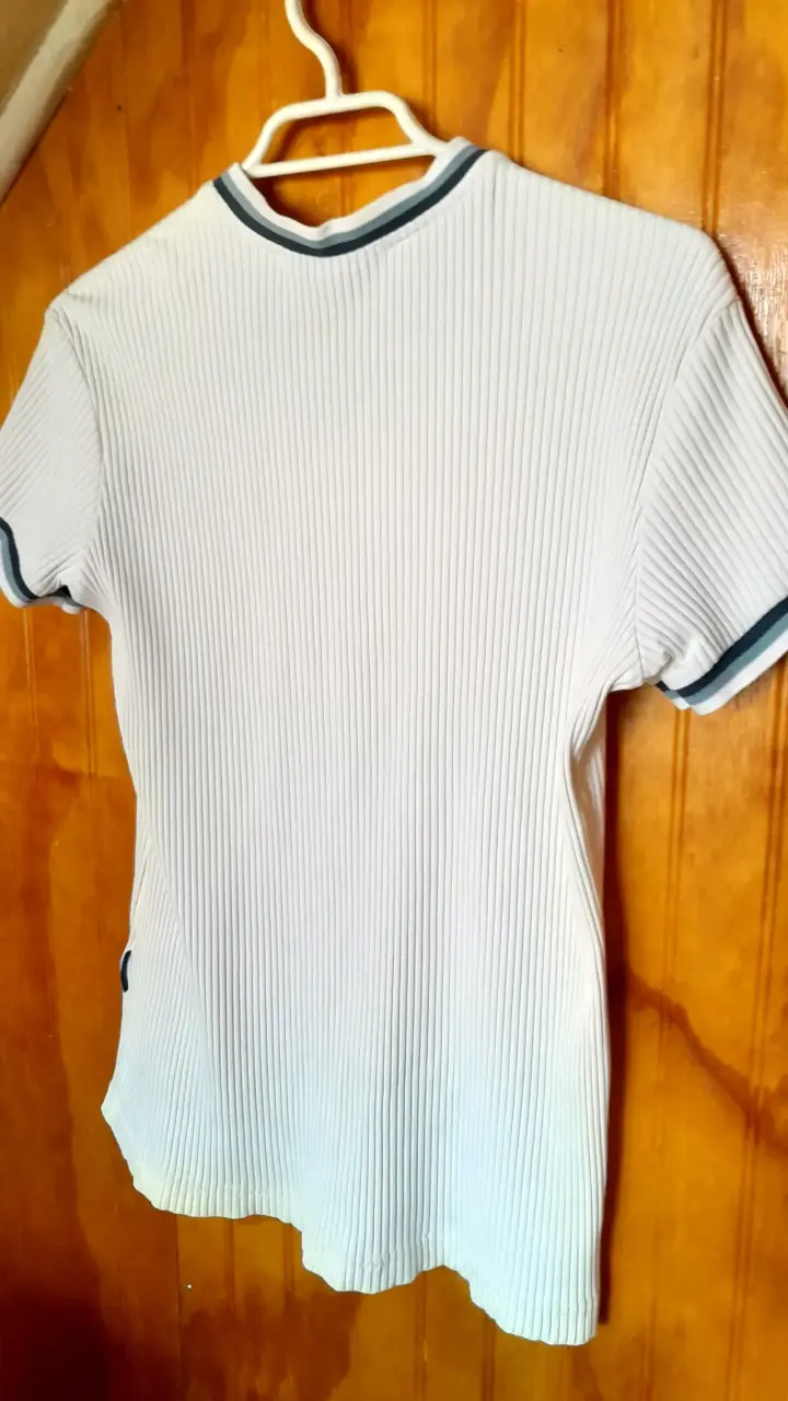 Polera blanca Ellesse con cuello en V - 2